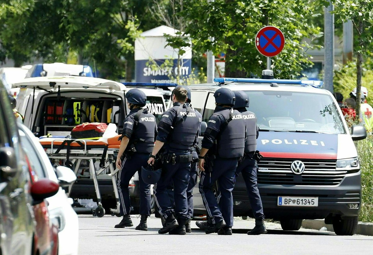 dpatopbilder - 10.06.2025, �sterreich, Graz: Einsatzkr�fte der Polizei stehen in der N�he des Tatorts an einer Grazer Schule. Ein Polizei-Gro�einsatz ist in einer Grazer Schule in der Dreiersch�tzenga ...