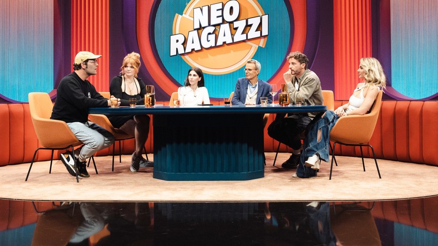 Sophie Passmann (2.v.r.) und Tommi Schmitt (2.v.l.) in ihrer ZDFneo-Sendung &quot;Neo Ragazzi&quot; mit Uwe Baltner (3.v.l.), Lola Weippert (l.), Dr. Emi (3.v.r.) und Bosse (l.)