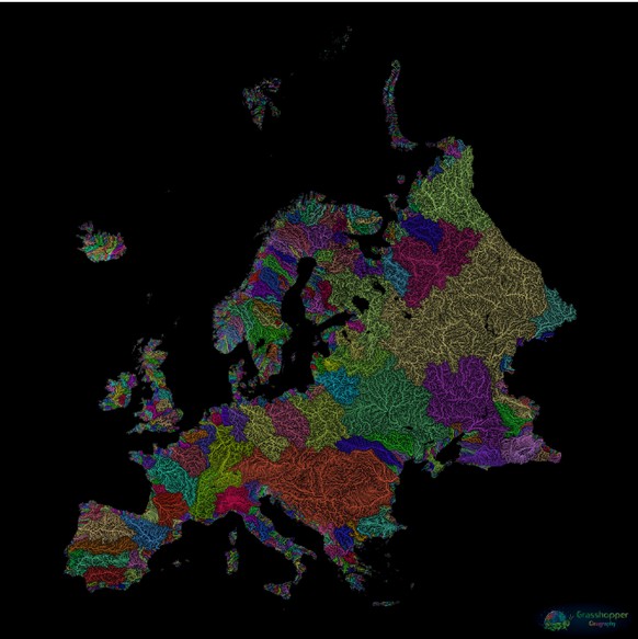 Die Wolga (gelb) ist der Fluss mit dem größten Einzugsgebiet Europas (knapp 545.000 Quadratkilometer; 1,41 Millionen km2). Es fließt ausschließlich durch Russland, und das Einzugsgebiet liegt auch vol ...