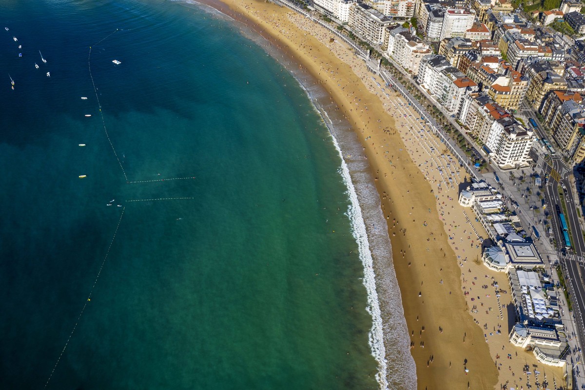Panoramic view of Playa de la concha beach in San Sebastian or Donostia in Donosti San Sebastian city, north of Spain, Euskadi, Euskaerria, Spain. Donosti Pais Basco Spain Copyright: xSergixReboredox/ ...
