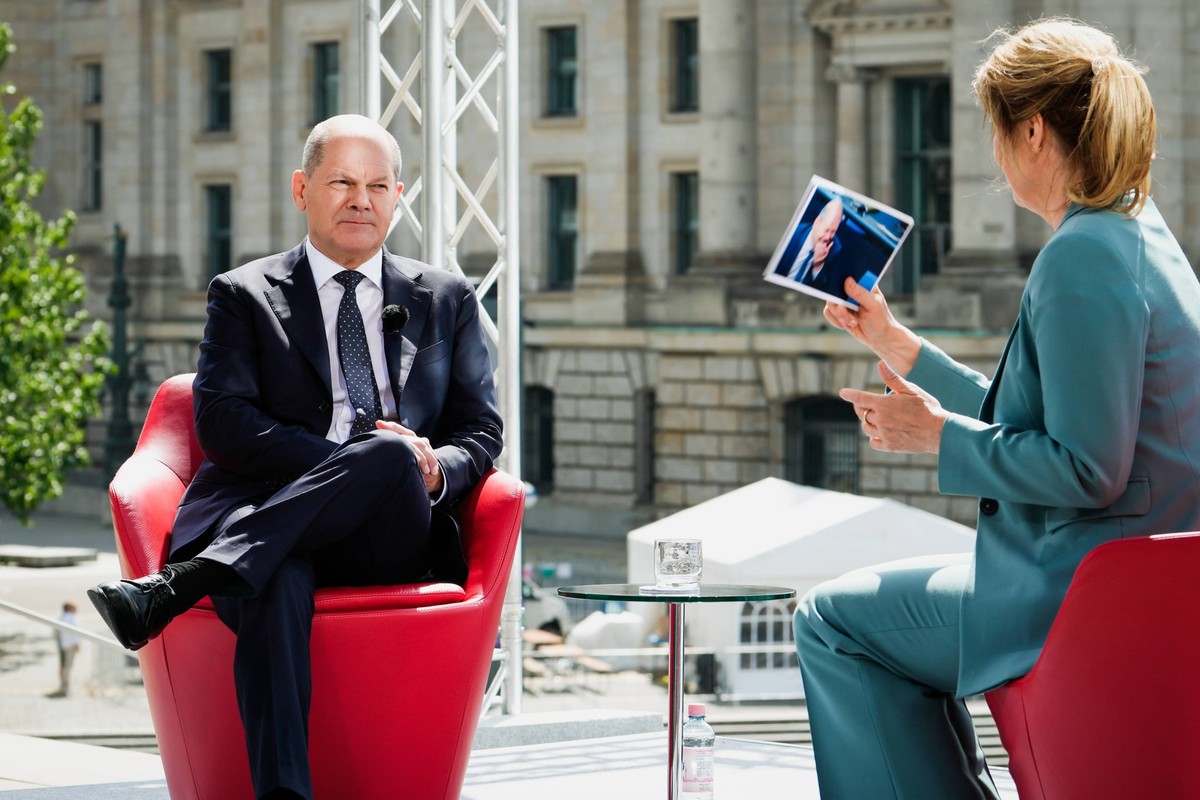 Bundeskanzler Olaf Scholz im Sommerinterview ARD Bundeskanzler Olaf Scholz gemeinsam mit Moderatorin Tina Hassel im Sommerinterview ARD in Berlin , Berlin , 02.07.2023 Berlin Berlin Deutschland *** Fe ...