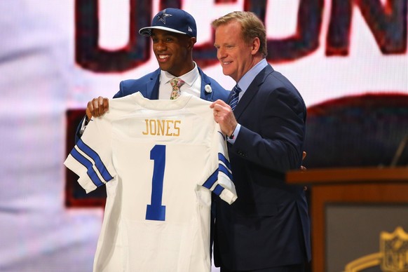 30 April 2015: Byron Jones is selected by the Dallas Cowboys for the 27th pick of the first round and poses with NFL American Football Herren USA Commissioner Roger Goodell during round 1 of the 2015  ...