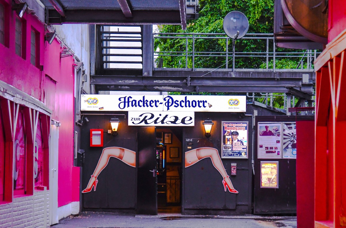 Eingang zum Szenelokal Zur Ritze , auf der Reeperbahn in Hamburg .
Entrance to Local scene to Crack on the Reeperbahn in Hamburg