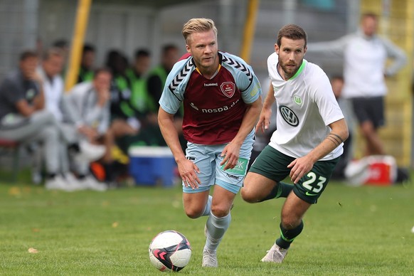 SC Weiche Flensburg 08 vs VfL Wolfsburg II, Fussball, Regionalliga Nord, 15.09.18 Florian Meyer (Nr.15, SC Weiche Flensburg 08) gegen Gian-Luca Itter (Nr.23, VfL Wolfsburg II) *** SC Weiche Flensburg ...