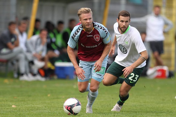 SC Weiche Flensburg 08 vs VfL Wolfsburg II, Fussball, Regionalliga Nord, 15.09.18 Florian Meyer (Nr.15, SC Weiche Flensburg 08) gegen Gian-Luca Itter (Nr.23, VfL Wolfsburg II) *** SC Weiche Flensburg  ...