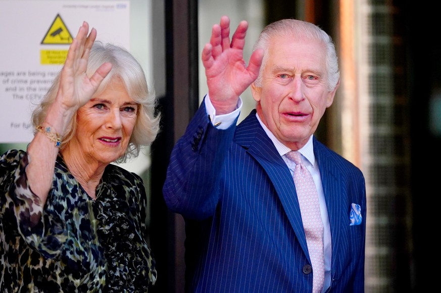 dpatopbilder - 30.04.2024, Großbritannien, London: König Charles III. von Großbritannien und Königin Camilla kommen zu einem Besuch im Macmillan Cancer Centre des University College Hospital, um auf d ...