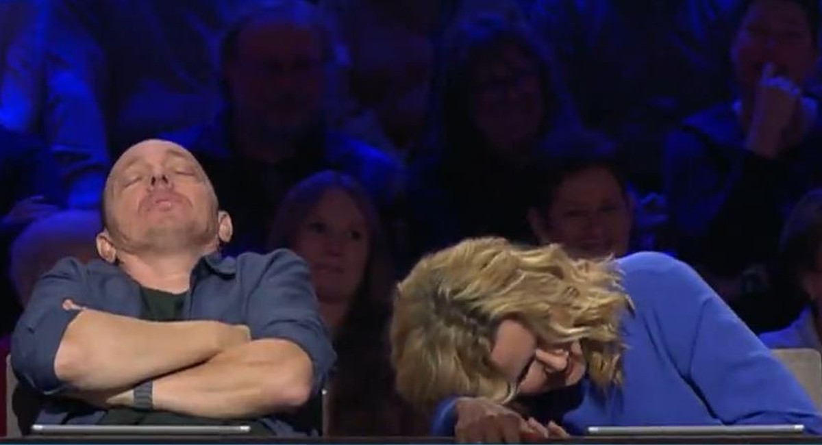 Bernhard Hoëcker und Veronica Ferres tun so, als ob sie schlafen würden.