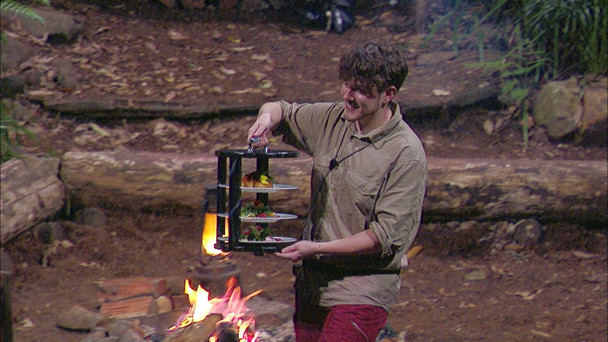 ACHTUNG: SPERRFRIST FÜR ALLE MEDIEN BIS ZUM SHOWENDE, SONNTAG, 04.02.2024, 24:00 UHR !!! Tag 17 im Camp. Finalist Twenty4Tim freut sich über die Köstlichkeiten beim Abendmahl.

+++ Die Verwendung des  ...