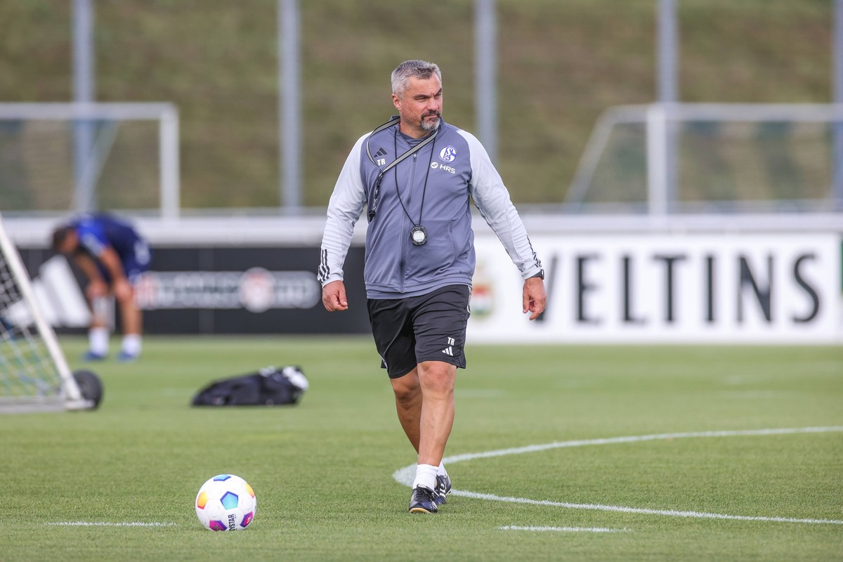 18.09.2023, Fussball, Saison 2022/2023, 2. Bundesliga, Training FC Schalke 04, Cheftrainer Thomas Reis FC Schalke 04 Gelsenkirchen NRW Deutschland xRHR-FOTO/TRx *** 18 09 2023, football, season 2022 2 ...