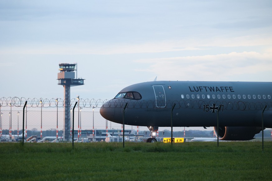 dpatopbilder - 24.04.2023, Berlin: Ein Airbus der Luftwaffe landet mit aus dem Sudan evakuierten Bundesb