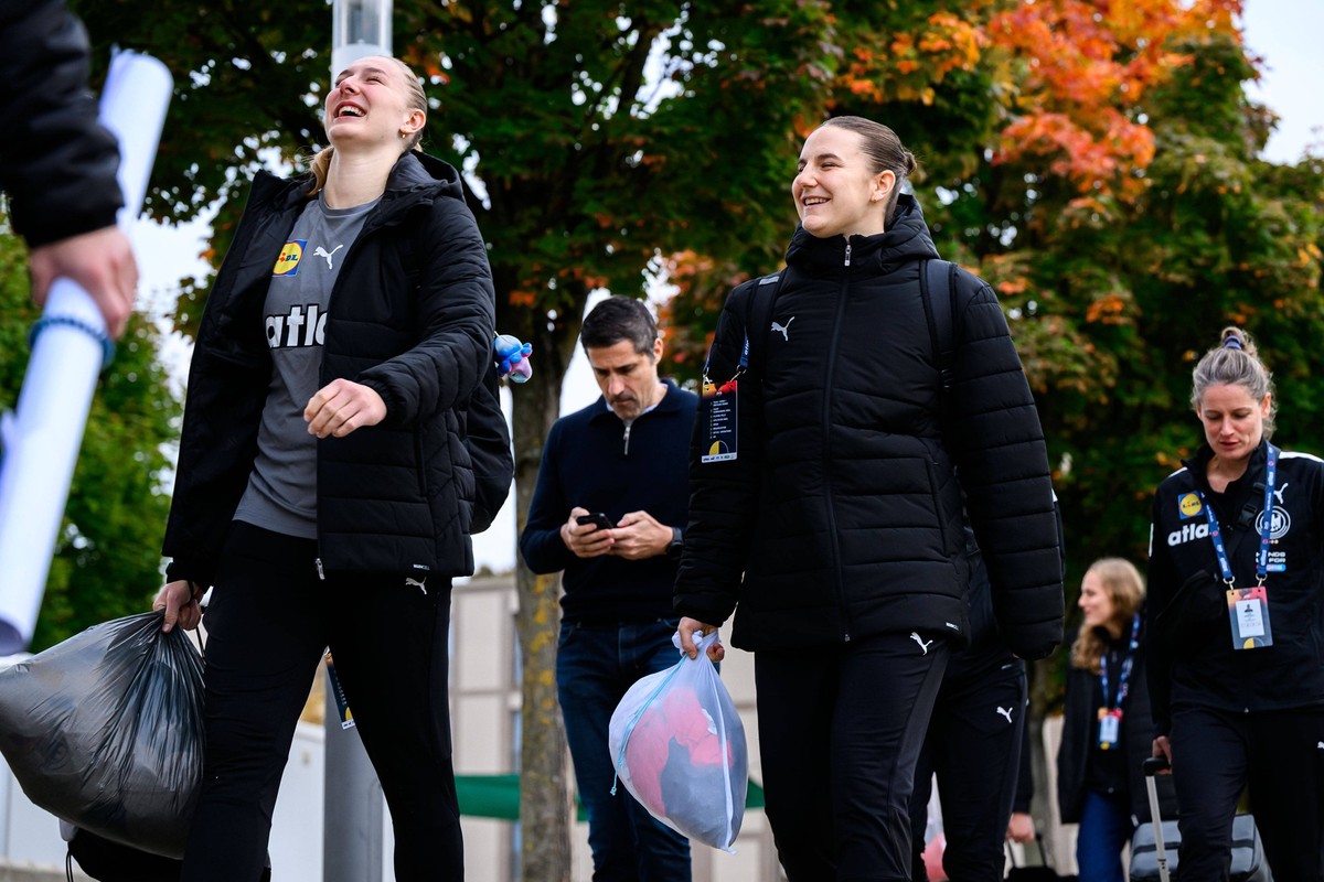 Gummersbach: Handball Frauen EM-Qualifikation, Deutschland - Nordmazedonien Viola Leuchter Deutschland, Mareike Thomaier Deutschland lachend / laechelnd / gut gelaunt / grinst / grinsend / Gummersbach ...