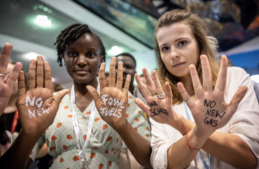 08.11.2022, Ägypten, Scharm El Scheich: Luisa-Marie Neubauer (r), Klimaaktivistin der Fridays for Future Bewegung, hat sich bei der UN-Weltklimakonferenz neben Vanessa Nakate aus Uganda die Worte &quo ...