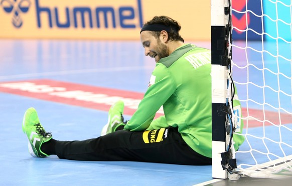 Silvio Heinevetter (Deutschland) sitzt vor dem Tor beim Spiel Deutschland gegen Serbien der Handball- WM 2019 der Maenner am 17.01.2019 in der Mercedes-Benz Arena in Berlin Handball - WM 2019 - Gruppe ...