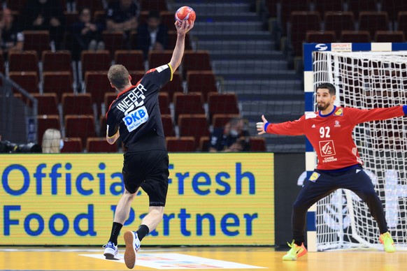 25.01.2023, Polen, Danzig: Handball: WM, Frankreich - Deutschland, Finalrunde, Viertelfinale in der Ergo Arena, Deutschlands Philipp Weber (l) wirft auf das Tor von Frankreichs Torwart Remi Desbonnet. ...