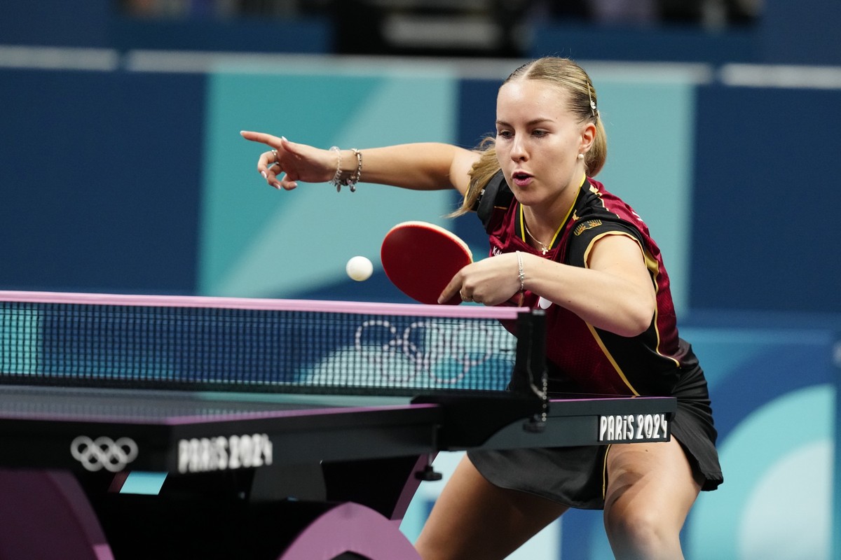 06.08.2024, Frankreich, Paris: Olympia, Paris 2024, Tischtennis, Mannschaft, Frauen, Achtelfinale, Deutschland, Annett Kaufmann aus Deutschland spielt gegen Lily Zhang aus den USA. Foto: Petros Gianna ...