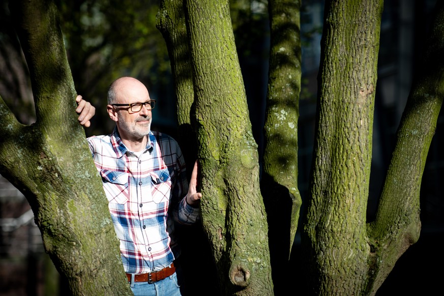 Peter Wohlleben, Förster und Bestseller-Autor, steht nach einem Pressegespräch an einem Baum. Wohlleben hat gemeinsam mit &quot;Geo&quot; ein neues Naturmagazin aufgelegt. «Wohllebens Welt» will vierm ...