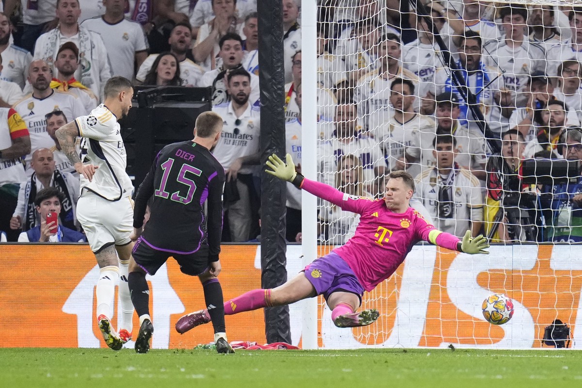 08.05.2024, Spanien, Madrid: Fußball: Champions League, Real Madrid - Bayern München, K.o.-Runde, Halbfinale, Rückspiele, Santiago Bernabeu. Joselu (l) von Madrid trifft zum 1:1. Foto: Manu Fernandez/ ...