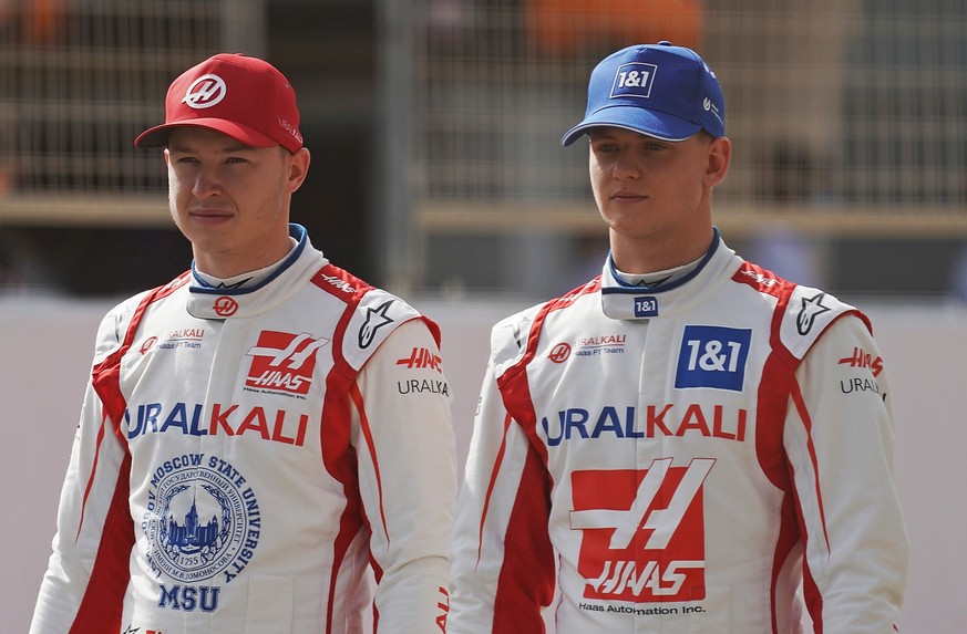 12.03.2021, Bahrain, Sakhir: Formel 1: Auftakt der Testfahrten, International Circuit von Sakhir. Mick Schumacher vom Haas F1 Team (r) und sein russsischer Teamkollege Nikita Mazepin stehen f