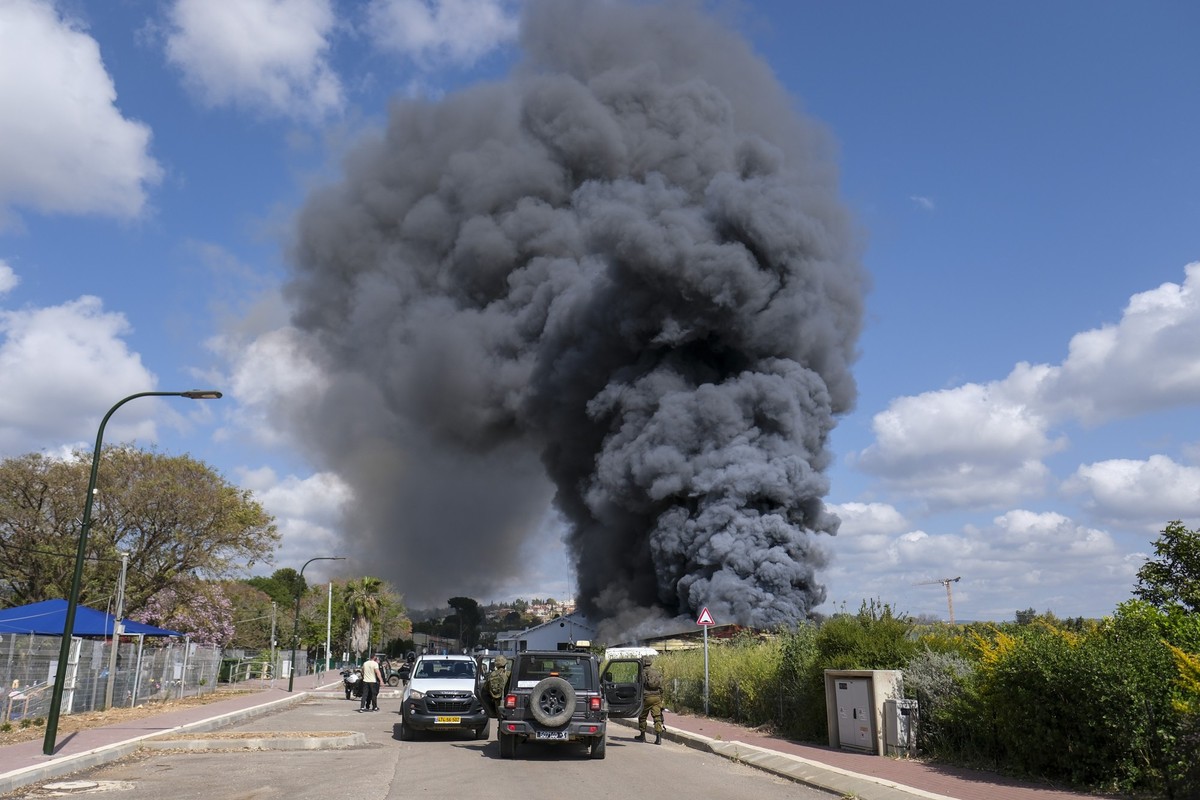 06.04.2023, Israel, Bezet: Rauch steigt von einem Feuer auf, nachdem Raketen aus dem Libanon auf Bezet im Norden Israels abgefeuert wurden. Nach erneuten Unruhen auf dem Tempelberg in Jerusalem ist Is ...