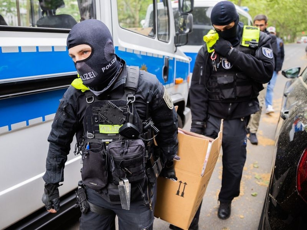 dpatopbilder - 24.05.2023, Berlin: Polizisten tragen bei einer Hausdurchsuchung in Berlin-Kreuzberg einen Karton zu einem Fahrzeug. Polizei und Staatsanwaltschaft haben im Zuge eines Ermittlungsverfah ...