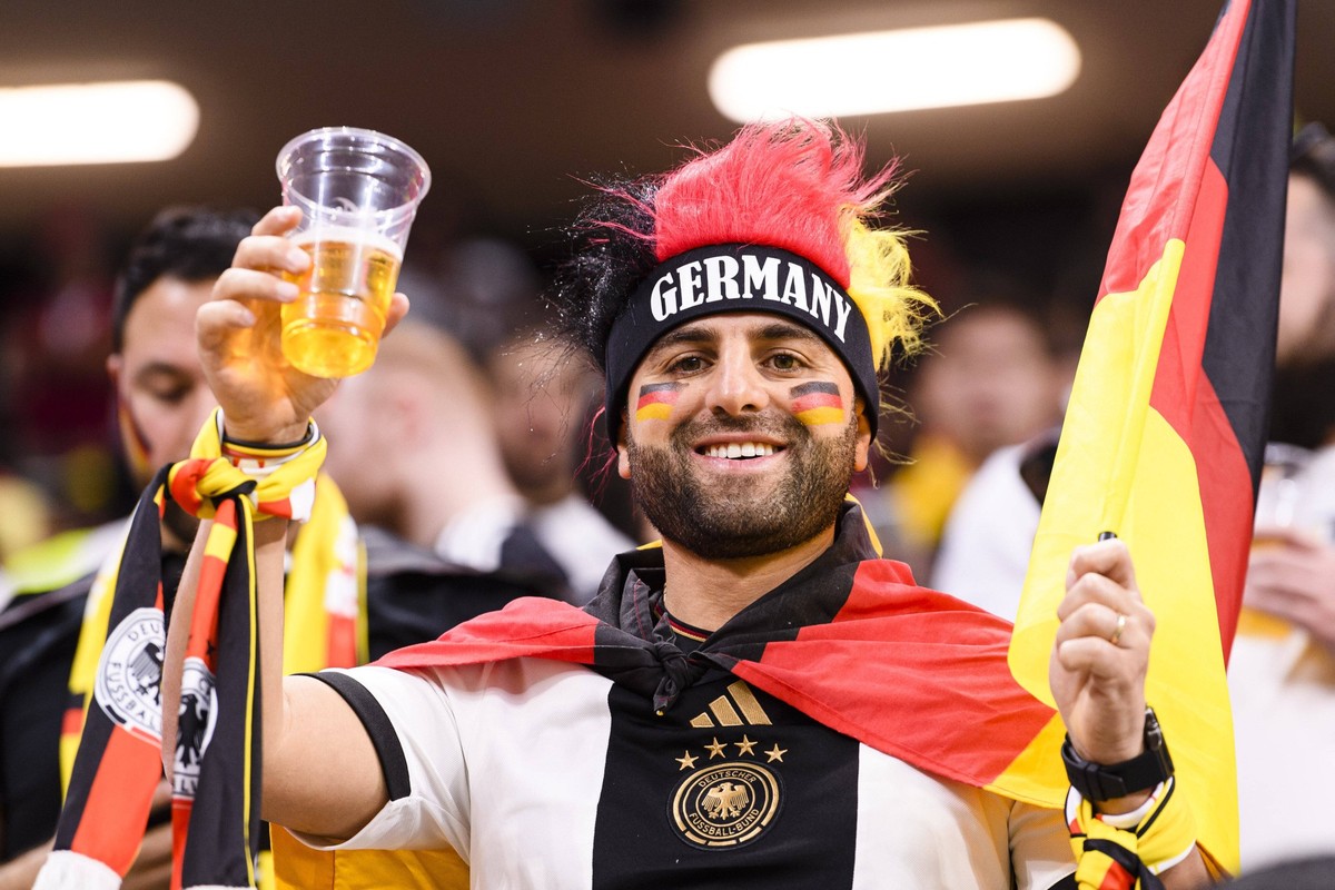 27.11.2022, Fussball Weltmeisterschaft 2022 in Katar, Vorrunde, 2.Spieltag, Spanien - Deutschland, Al-Bayt Stadium Al-Khor, Fans Deutschland, mit Bierbecher *** 27 11 2022, Football World Cup 2022 in  ...