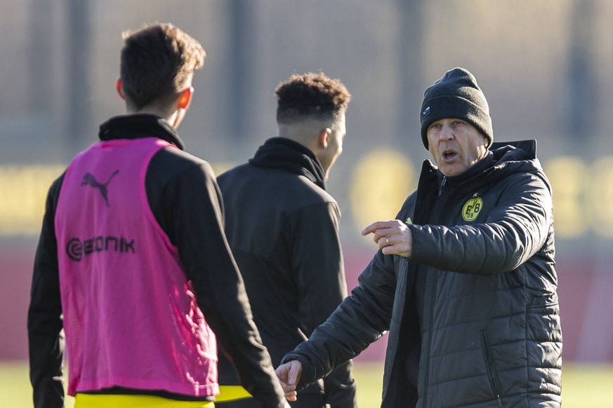 BVB-Trainer Lucien Favre (r.) sollte nach Ansicht vieler Fans einem Talent eine Chance geben.