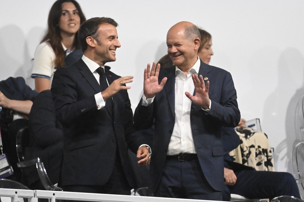 dpatopbilder - 26.07.2024, Frankreich, Paris: Olympia, Paris 2024, Er�ffnungsfeier der Olympischen Sommerspiele, Frankreichs�Pr�sident Emmanuel Macron (l) und Bundeskanzler Olaf Scholz nehmen an der E ...