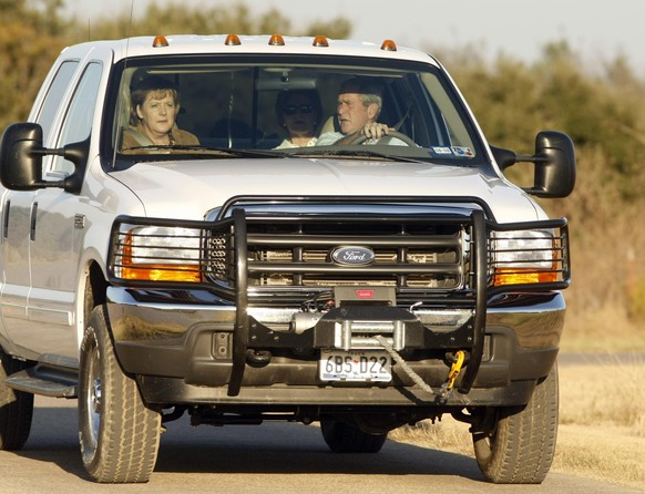 Der damalige US-Präsident George W. Bush (r) fährt mit Bundeskanzlerin Angela Merkel (CDU) im Auto über das Gelände seiner Ranch. Merkel wird am Nachmittag zu ihrem ersten Besuch im Weißen Haus seit d ...