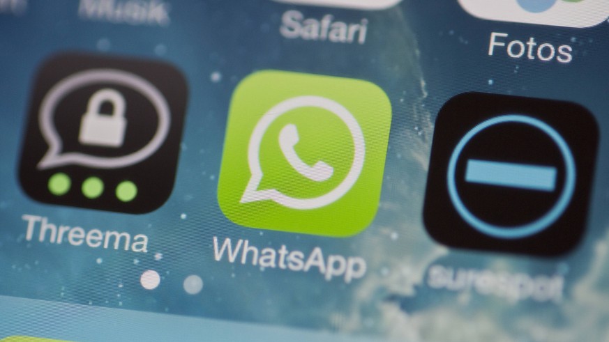 Die Messenger-Apps WhatsApp, Threema und Surespot sind auf dem Display eines Mobiltelefons zu sehen , Berlin, 24.02.2014. Berlin Deutschland PUBLICATIONxINxGERxSUIxAUTxONLY Copyright: xMichaelxGottsch ...