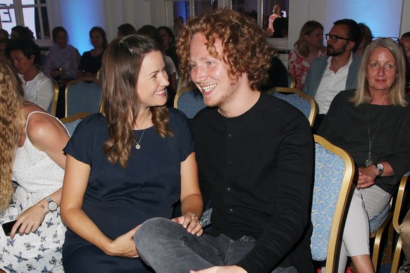 Michael Schulte und seine schwangere Ehefrau Katharina bei der Ernsting s Family Fashionshow am 18.06.2018 in Hamburg Ernstings Family Modenschau 2018 in Hamburg *** Michael Schulte and his pregnant w ...