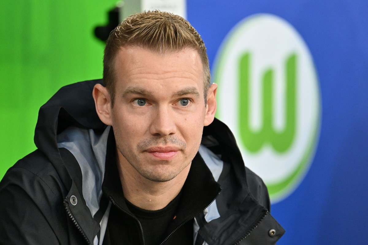 ARCHIV - 19.03.2025, Niedersachsen, Wolfsburg: Fußball, Frauen: Champions League, VfL Wolfsburg - FC Barcelona, K.o.-Runde, Viertelfinale, Hinspiele, Volkswagen Arena. Wolfsburgs Trainer Tommy Stroot  ...