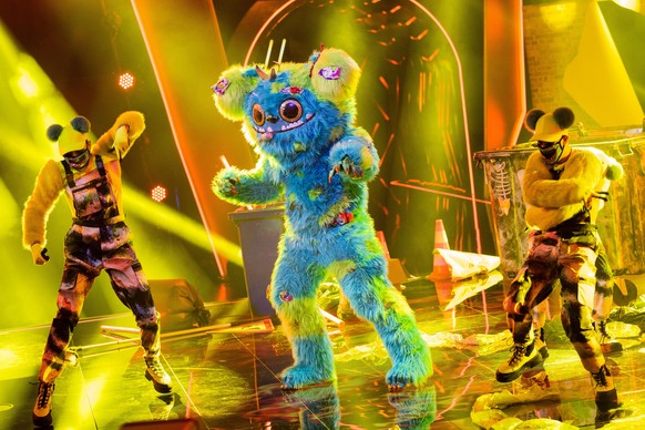 30.10.2021, Nordrhein-Westfalen, Köln: Die Figur &quot;Mülli Müller&quot; steht in der Prosieben-Show &quot;The Masked Singer&quot; auf der Bühne. Foto: Rolf Vennenbernd/dpa +++ dpa-Bildfunk +++