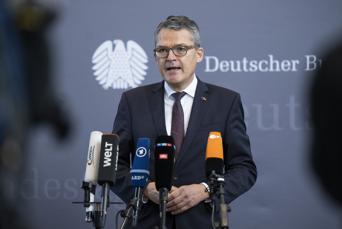 ARCHIV - 16.10.2023, Berlin: Roderich Kiesewetter (CDU), stellvertretender Vorsitzender des Parlamentarischen Kontrollgremiums spricht vor Beginn der