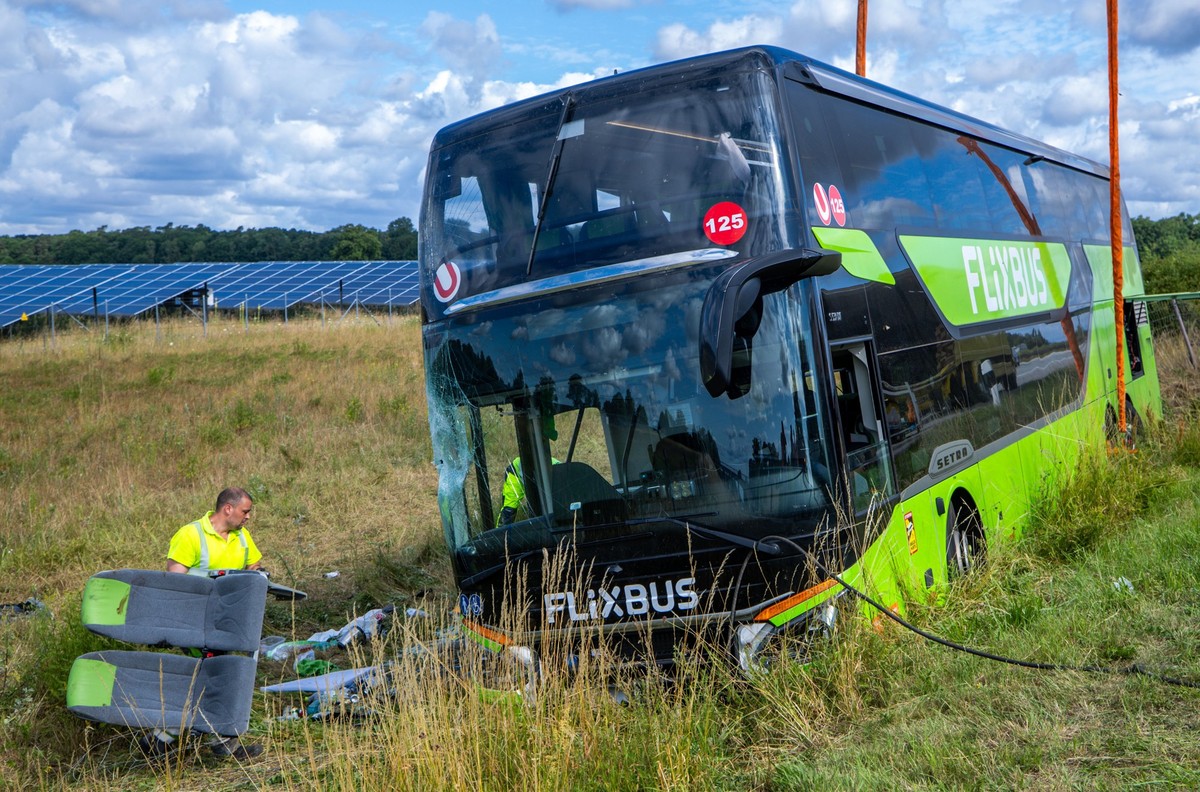 04.07.2025, Mecklenburg-Vorpommern, Röbel: Bergungskräfte räumen die Unfallstelle, nachdem in der Nacht bei einem schweren Unfall auf der Autobahn 19 im Landkreis Mecklenburgische Seenplatte ein Flixb ...