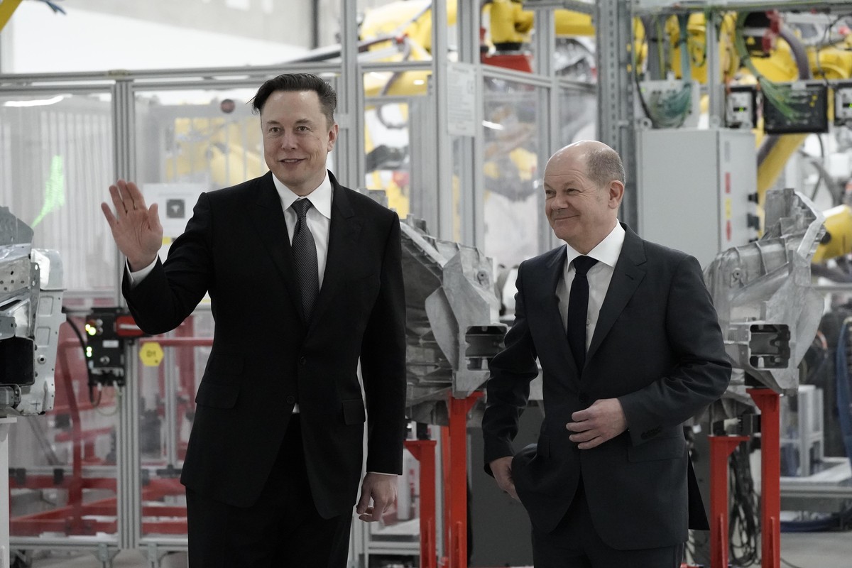 Aktuell, 22.03.2022, Gruenheide, Bundeskanzler der Bundesrepublik Deutschland Olaf Scholz und Elon Musk Tesla-Chef beim kurzen Rundgang durch die Fertigung beim 'Tesla Delivery Day' zur Eroe ...