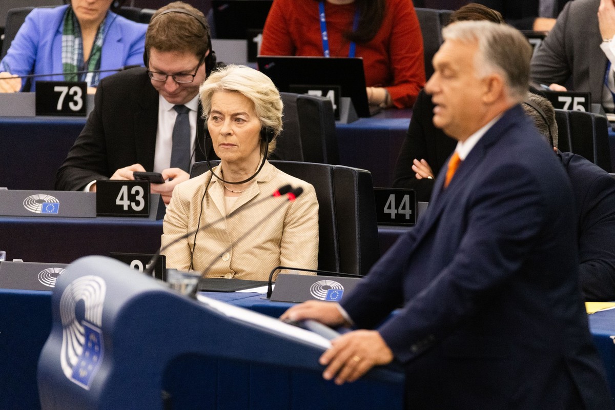 dpatopbilder - 09.10.2024, Frankreich, Straßburg: Ursula von der Leyen (l, CDU), Präsidentin der Europäischen Kommission, sitzt im Plenarsaal und hört Viktor Orbán (r, Fidesz), Ministerpräsident von U ...