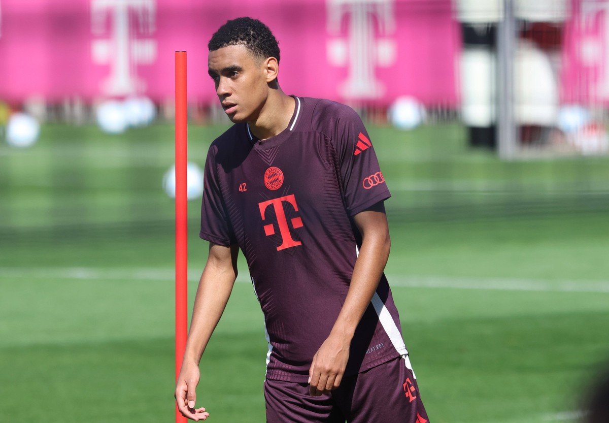 42 Jamal Musiala, Gestik, gestikuliert, Portraet, Portrait, Fussball / FC Bayern Muenchen / Training / 28.08.2024 / FOTO: Mladen Lackovic / LakoPress *** 42 Jamal Musiala, gestures, gestures, portrait ...