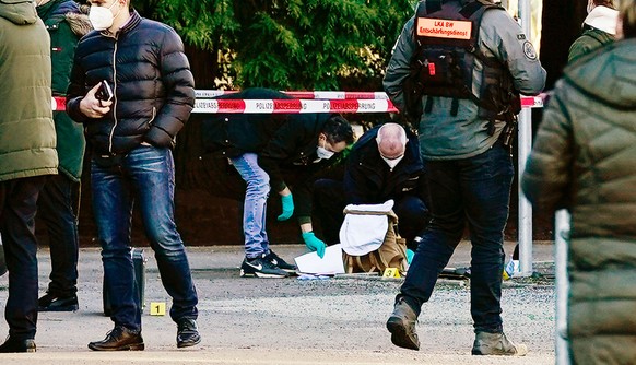 Polizei sichert Spuren nach dem Amoklauf auf dem Gelände der Uni-Klinik.