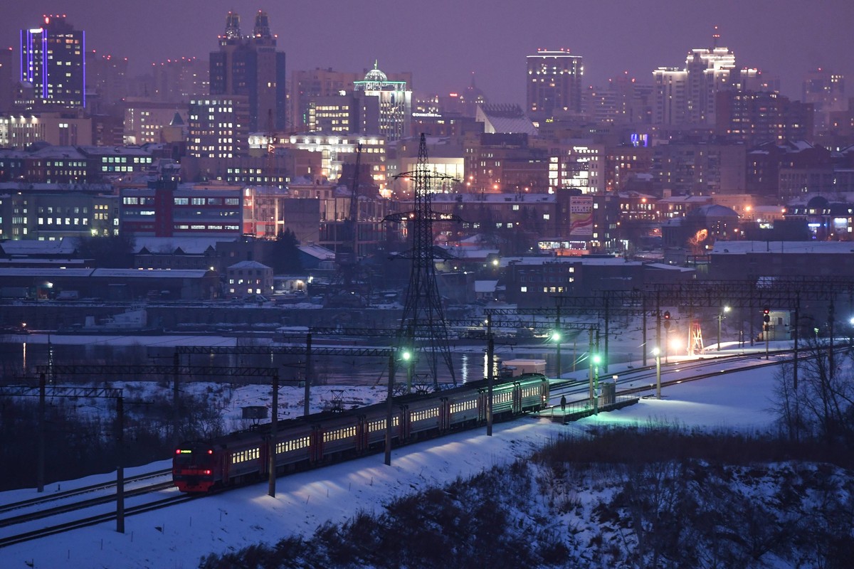 NOVOSIBIRSK, RUSSIA - DECEMBER 9, 2017: A commuter train in the city of Novosibirsk in the evening. Kirill Kukhmar/TASS PUBLICATIONxINxGERxAUTxONLY TS06EC73