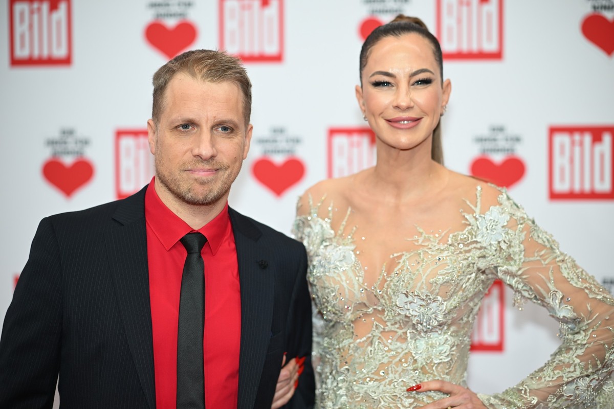 09.12.2023, Berlin: Oliver Pocher, Moderator, und Alessandra Meyer-Wölden stehen auf dem Roten Teppich der TV-Spendengala "Ein Herz für Kinder". Foto: Sebastian Christoph Gollnow/dpa +++ dpa ...