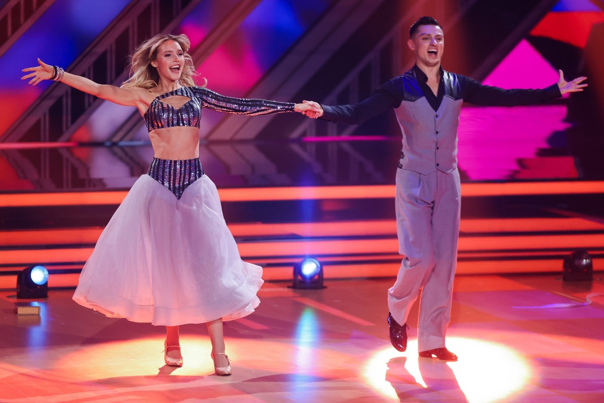 01.03.2024, Nordrhein-Westfalen, K�ln: Lina Larissa Strahl, Schauspielerin, und Zsolt Sandor Cseke, Profit�nzer, stehen in der RTL-Tanzshow "Let's Dance" zum Auftakt der neuen Staffel a ...