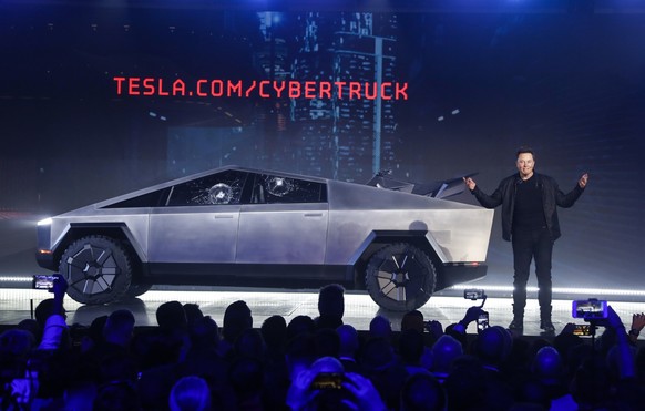 ARCHIV - 21.11.2019, USA, Hawthorne: Elon Musk, CEO von Tesla, stellt den Cybertruck im Designstudio von Tesla vor. Tesla hat nahezu vier Jahre nach der Pr�sentation die Produktion seines Elektro-Pick ...