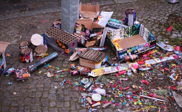 03.01.2020, Berlin: Überreste vom Silvesterfeuerwerk liegen noch an einer Straße in Kreuzberg. Foto: Wolfram Steinberg/dpa