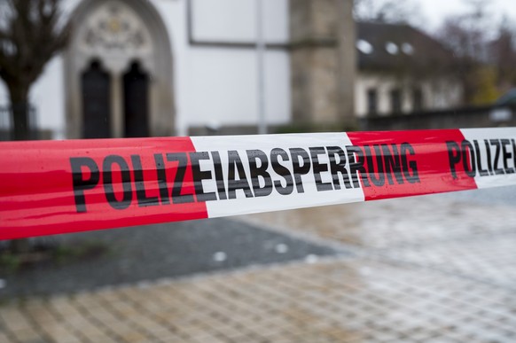 12.04.2023, Bayern, Wunsiedel: Die Straße zum Kinder- und Jugendhilfezentrum ist zum Teil mit einem Absperrband der Polizei abgesperrt. Foto: Daniel Vogl/dpa +++ dpa-Bildfunk +++