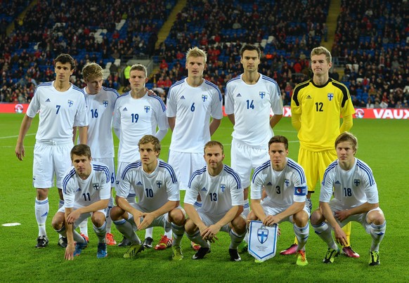 Riku Riski (vorne links, Nummer 11) 2013 bei einem finnnischen Länderspiel.