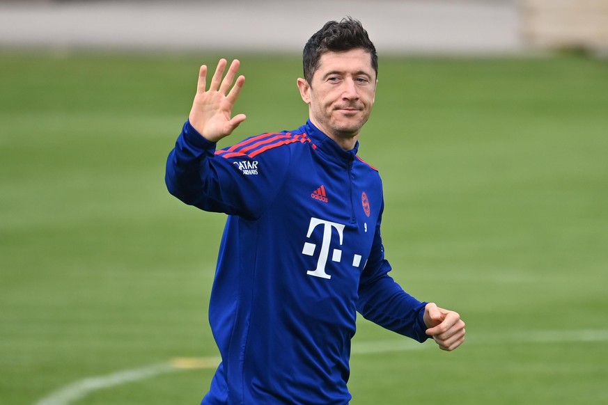 ARCHIVFOTO: Lewandowski spricht Klartext &quot;Meine Geschichte beim FC Bayern ist vorbei&quot; Robert LEWANDOWSKI (Bayern Muenchen), Gestik,winkt,winken,Abschied. Aktion,Einzelbild,angeschnittenes Ei ...