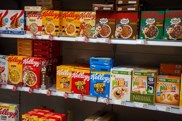 Supermarktregal mit M�sli-Produkten *** Supermarket shelf with muesli products Copyright: xx
