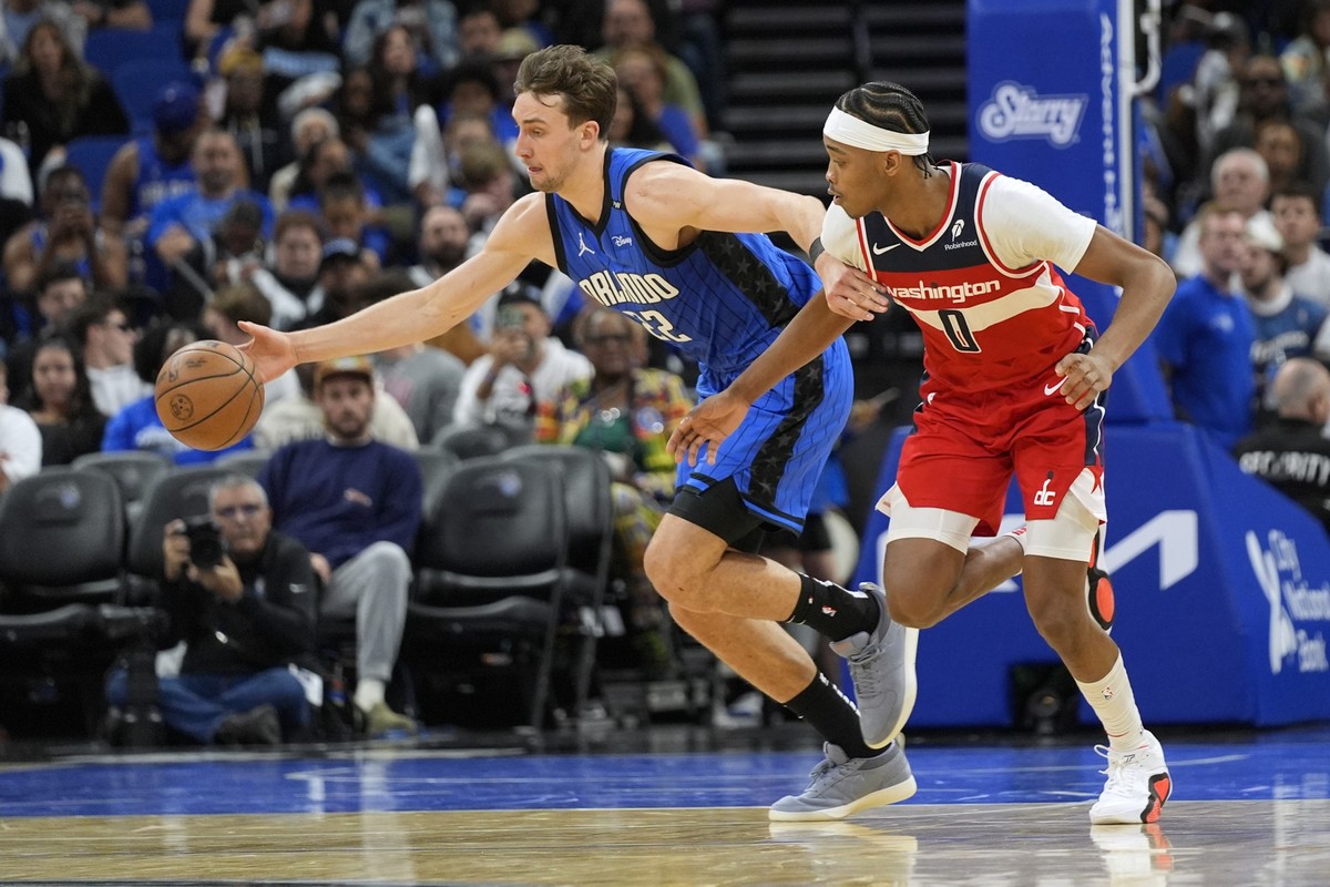 23.02.2025, USA, Orlando: Basketball: NBA, Orlando Magic - Washington Wizards; Hauptrunde, Hauptrunde-Partien, 114. Spieltag: Orlando Magic-Stürmer Franz Wagner (links) schnappt sich einen losen Ball ...