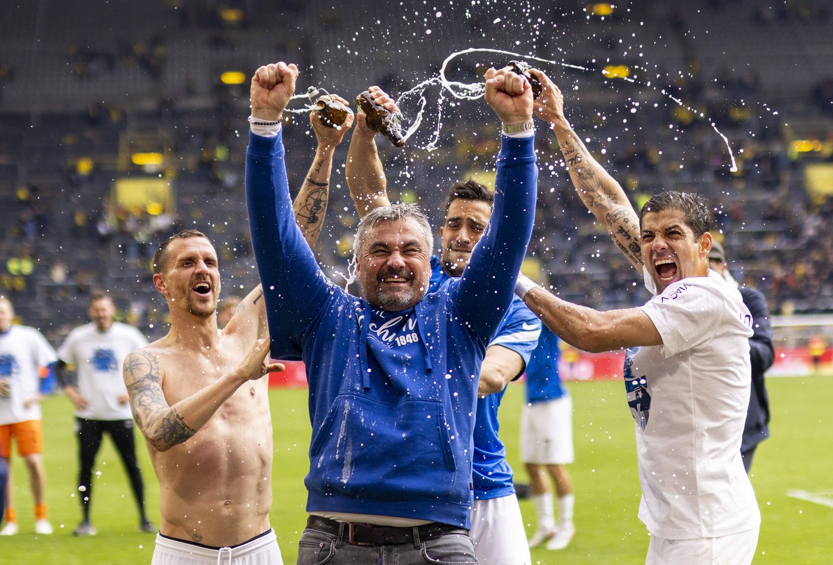 Sport Themen der Woche KW17 Sport Bilder des Tages Schlussjubel: Trainer Thomas Reis Bochum bekommt von Simon Zoller Bochum, Vasilios Lampropoulos und Cristian Gamboa Bochum eine Bierdusche Borussia D ...