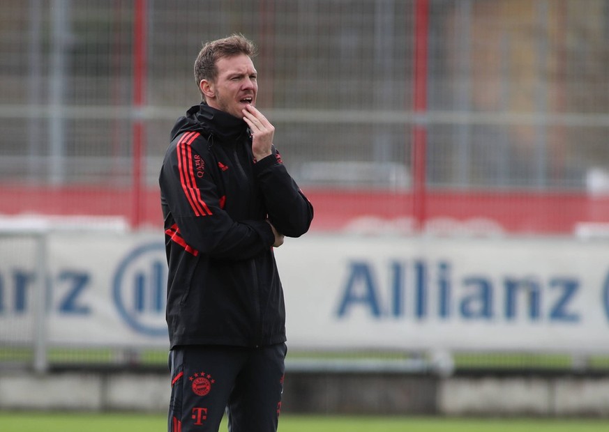 München, Deutschland 19. Februar 2023: Fussball, Herren, Saison 2022/2023, FC Bayern München, Säbener Strasse, Trainingsgelände, Training Julian Nagelsmann, Trainer FC Bayern München nachdenklich, übe ...